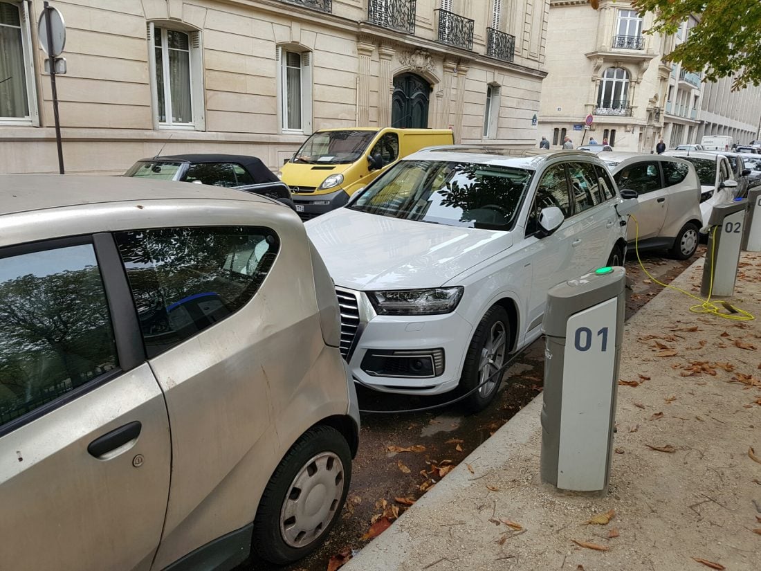 audi-q7-etron-parking