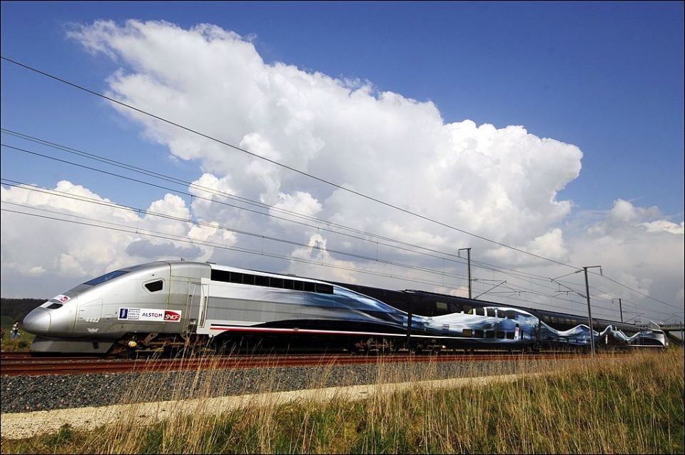 Davantage qu’une nouvelle appellation, le groupe de transports affirme nommer une offre qui, aujourd’hui, est dépourvue d’identité. « Le TGV reste le nom du train et du système, on continuera à dire : « Je suis dans le TGV », souligne la SNCF