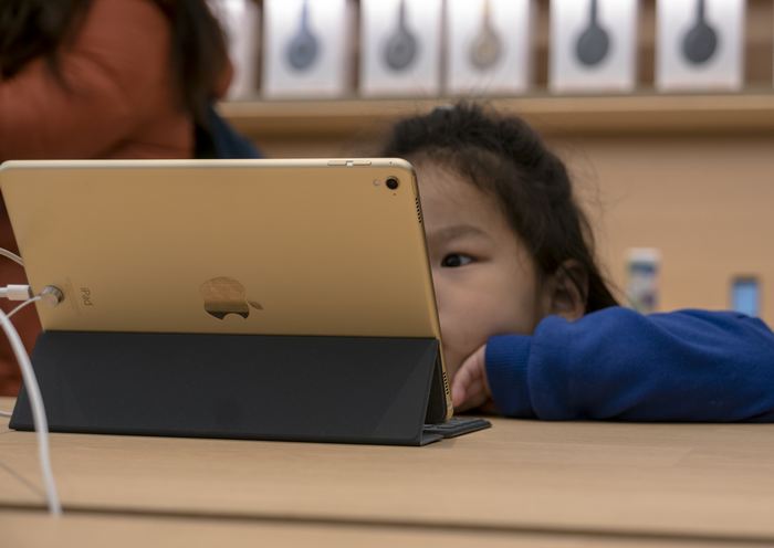 NANJING, JIANGSU PROVINCE, CHINA - 2017/03/25: A kid is watching video on iPad in the apple shop. On the March 25, Apple opened 3 new retail shop in the world, one of them is located in Nanjing Jinmao Plaza, which is the third Apple shop in Nanjing city. (Photo by Zhang Peng/LightRocket via Getty Images)