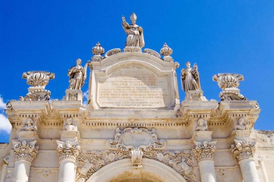 facciata barocca di san oronzio lecce shutterstock 1962405