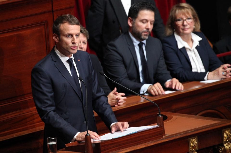 Le président de la République va devoir faire montre de pédagogie face à des élus vent debout contre la suppression de la taxe d'habitation.