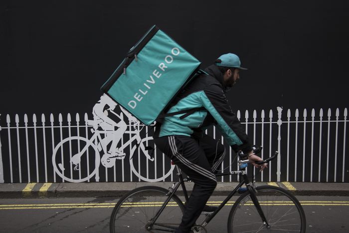 Les livreurs Deliveroo manifestent aujourd'hui à Paris et dans plusieurs villes de France / Getty images