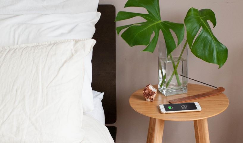 integration chargeur sans fil dans les meubles tables bureau cafe