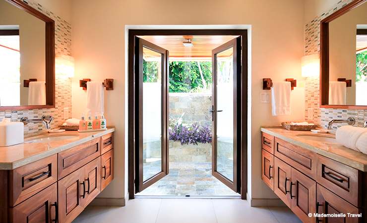 naia resort chambre beach front salle de bain mademoiselle travel 1 1