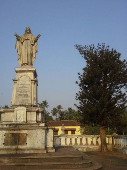esplanade entre deux edifices religieux a old goa