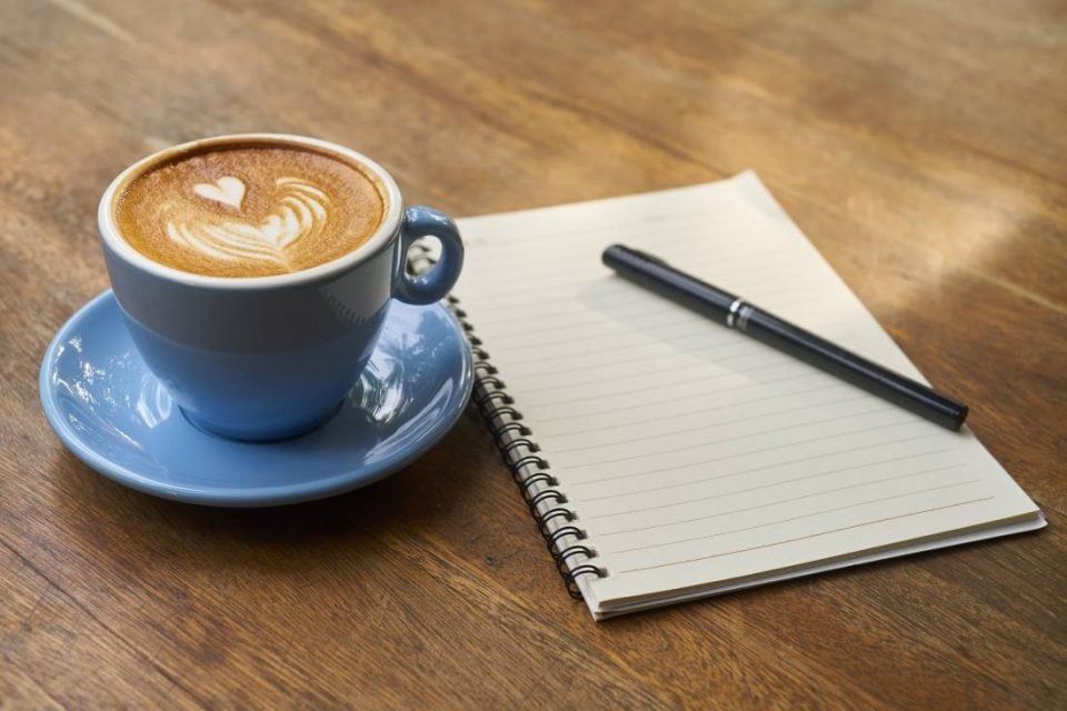 helene tasse a cafe