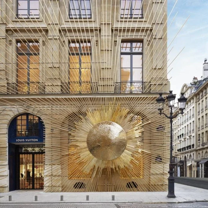 Vuitton rayonne sur la Place Vendôme comme le Roi Soleil