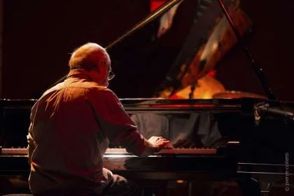 Finissez L’Année Par Un Profond Moment De Silence 2 daniel goyone 3 4 dos au piano tons orange