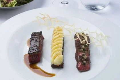 Gastronomie : Guy Savoy Au Firmament Des Chefs Étoilés 4 paleron mature et la basse cote persillee de wagyu un mini parmentier et le saladier