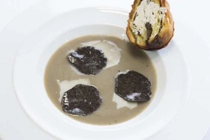 Gastronomie : Guy Savoy Au Firmament Des Chefs Étoilés 5 soupe dartichaut a la truffe noire brioche feuilletee 1 design de la vaisselle par bruno moretti c laurence mouton jpg