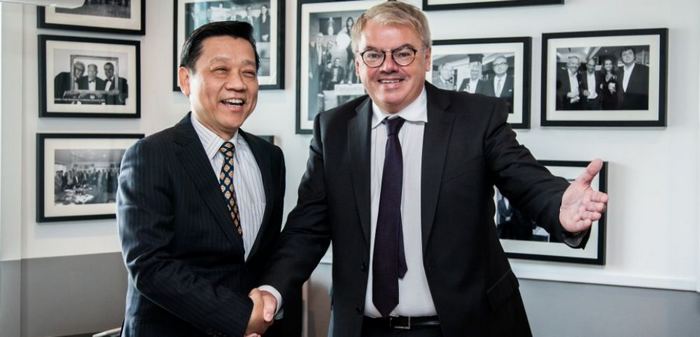 minliang yu president de jin jiang au cote de pierre frederic roulot pdg de louvre hotels group