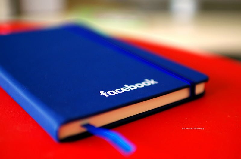 Livre bleu avec la mention Facebook