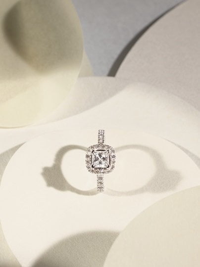 bague halo en or blanc et diamant cree en laboratoire taille princesse courbet
