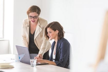 business women working 925x