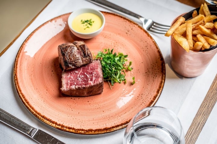 filet de boeuf sauce bearnaise pommes allumettes et mesclun 1 min