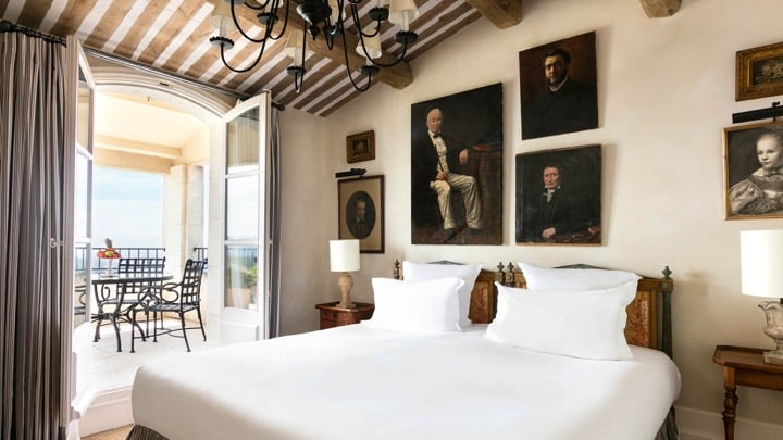 hotel gordes luxe 5 etoiles palace bastide de gordes suite duc de soubise chambre lit terrasse