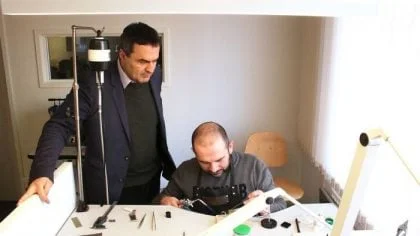 Baunat, Le Diamantaire Qui A Disrupté L’Industrie De La Joaillerie 2 stefaan mouradian pdg de baunat dans son atelier dantwerpen en belgique
