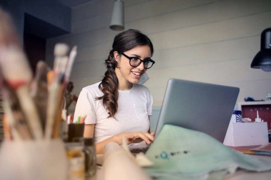 femme au bureau