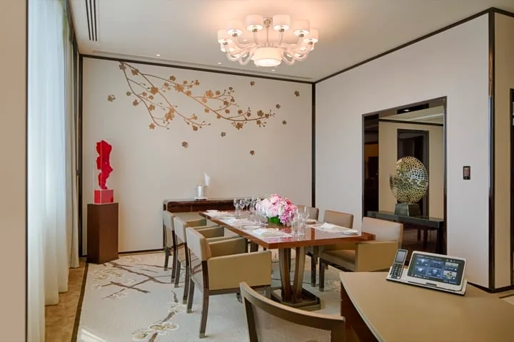 deluxe suite dining room