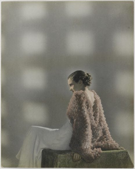 09 sans titre mannequin assise de profil en robe et veste de soiree vers 1932 1935 jpg