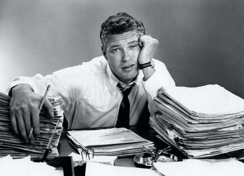 Homme fatigué au bureau ...étude sommeil concentration fléau