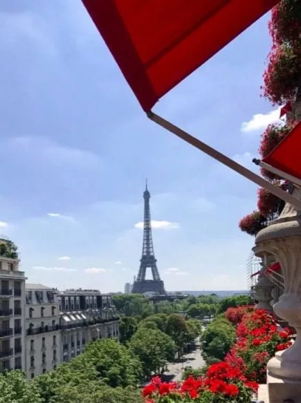 Le Plaza Athénée, un Palace Parisien Haute Couture 2 capture decran 2019 06 09 a 10 29 24