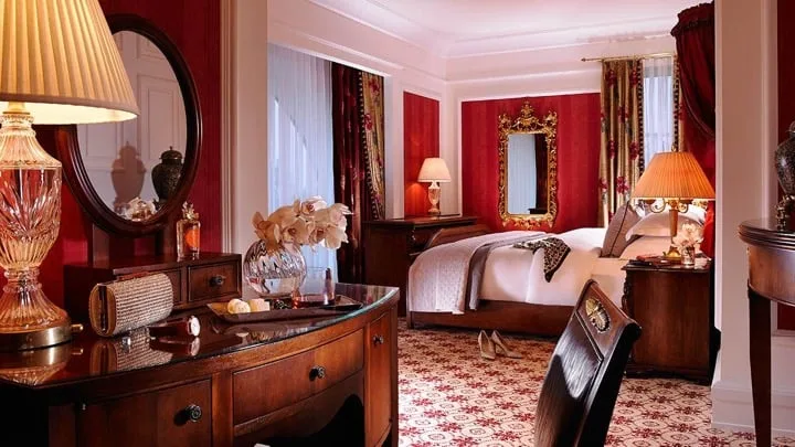 presidentialsuitemasterbedroom 1