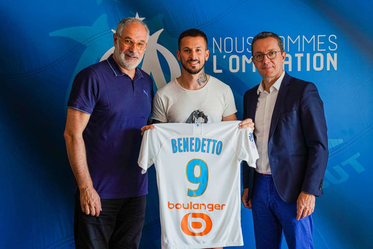 L'équipe dirigeante de l'OM qui présente sa nouvelle recrue, l'attaquant argent Dario Benedetto