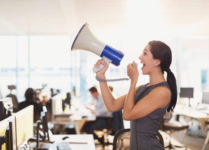 femme qui tient un megaphone au bureau