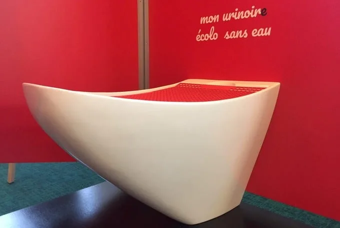 Madame Pee Invente L’Urinoire Pour Femmes 2 urinoire toilette madame Pee mobile et féminin
