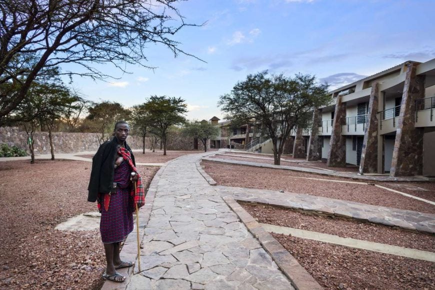 010meliaserengetilodge exterior masai