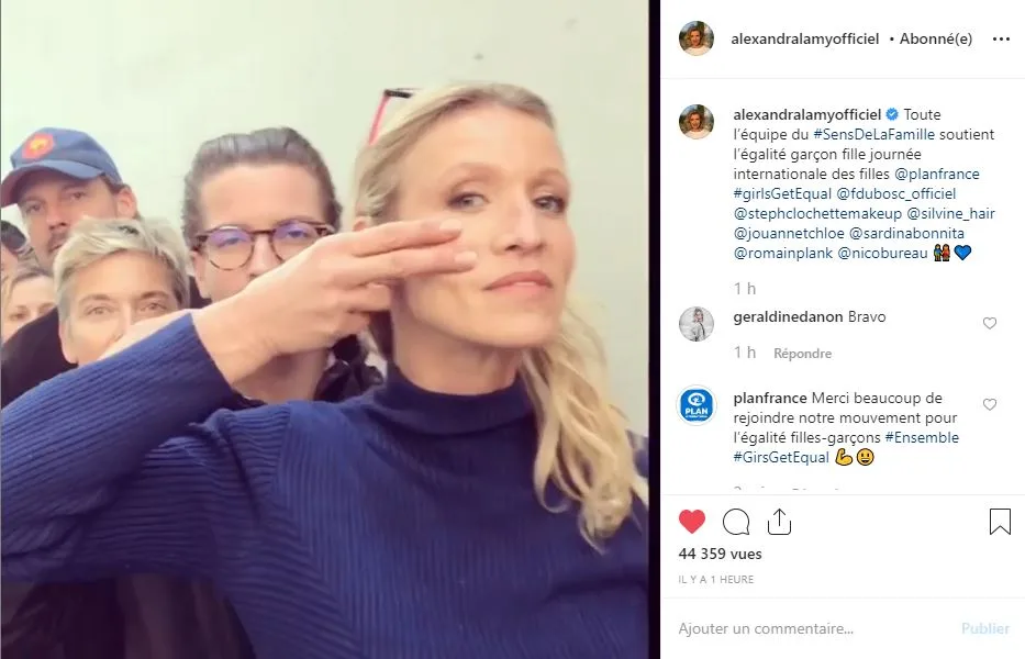 8ème Journée Internationale Des Filles : Des Personnalités Se Mobilisent Sur Les Réseaux Sociaux ! 2 selfie Alexandra lamy solidarité éducation des filles
