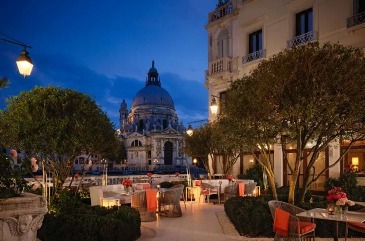 Vacances Royales Au St. Regis Venice 6 the st regis venice the garden terrace oriz dusk ph niall clutton