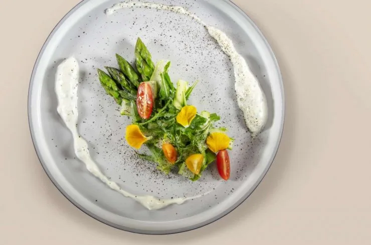 Jiva Hill Resort, Un Ecrin Niché Dans L’Ain 5 entree 3b hd salade dasperges vertes cremeux de yaourt et citron noir green asparagus salad creamy yoghurt and black lemon e2888flenaka jpg jpg