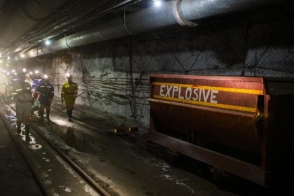 Des visiteurs passent devant une boîte d'explosifs à l'intérieur de la mine lors d'une visite médiatique de la mine de platine Sibanye-Stillwater Kuseleka, exploitée par Sibanye Gold Ltd, à l'extérieur de Rustenburg en Afrique du Sud. Photographe: Waldo Swiegers/Bloomberg