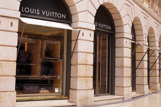 Louis Vuitton signe un partenariat avec la NBA - Challenges