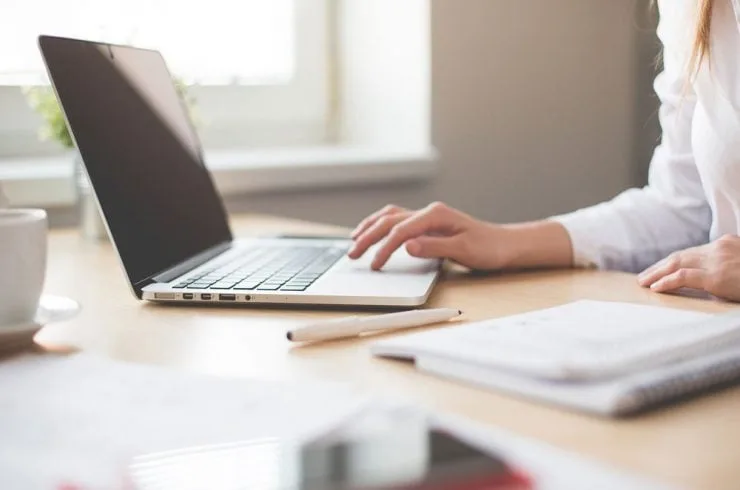 Les Enjeux De La Dématérialisation De La Fonction Finance 2 pc portable travail