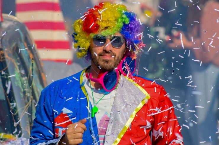 homme déguisé en clown lors d'un évènement festif potentiel levier du sport business