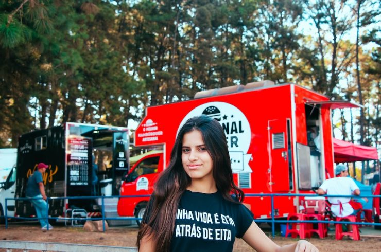 jeune femme devant un rassemblement de footdtrucks, source alternative de revenu dans le sport business