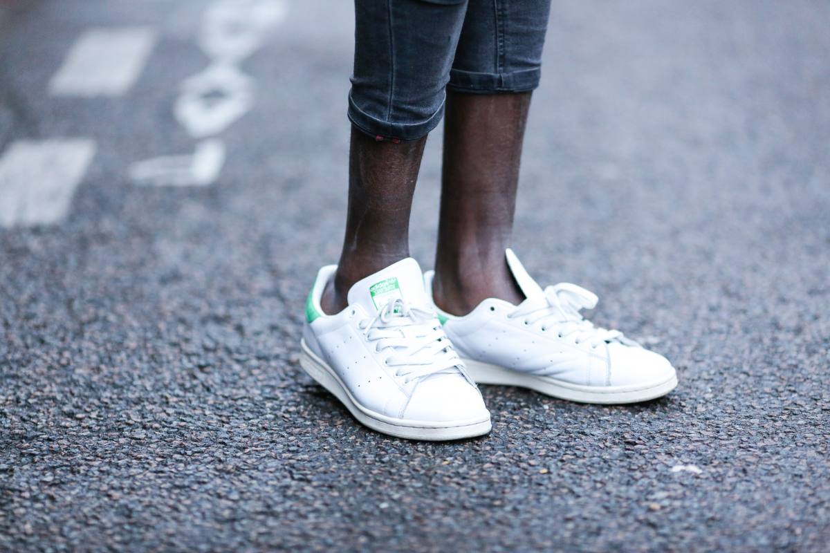 Stan Smith на ноге с короткими носками