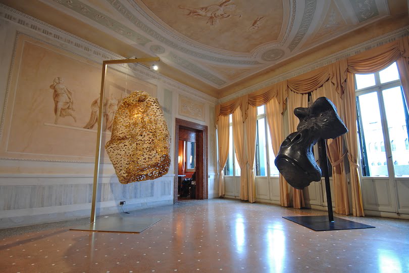 salotto masque de gorille bois polychrome quentin garel monumental hive 2008 judi harvest 2