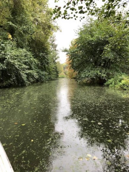 la petite riviere du conon canalisee a 18 eme siecle permet de decouvrir en barque les profondeurs du vaste domaine de cheverny