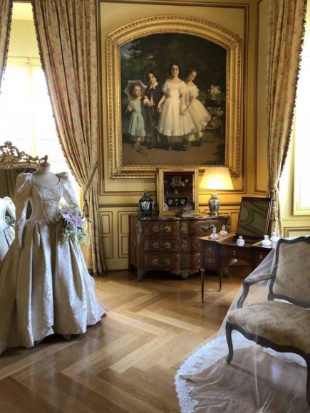 lintimite et la vie de famille se laissent entrevoir comme dans ce salon ou lon peut admirer la robe de mariee de la marquise de vibraye