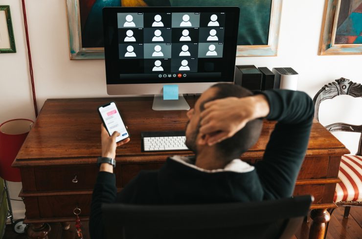 Un développeur web en télétravail et qui a trouvé comment apprendre à coder sur les réseaux sociaux qui prend une pause