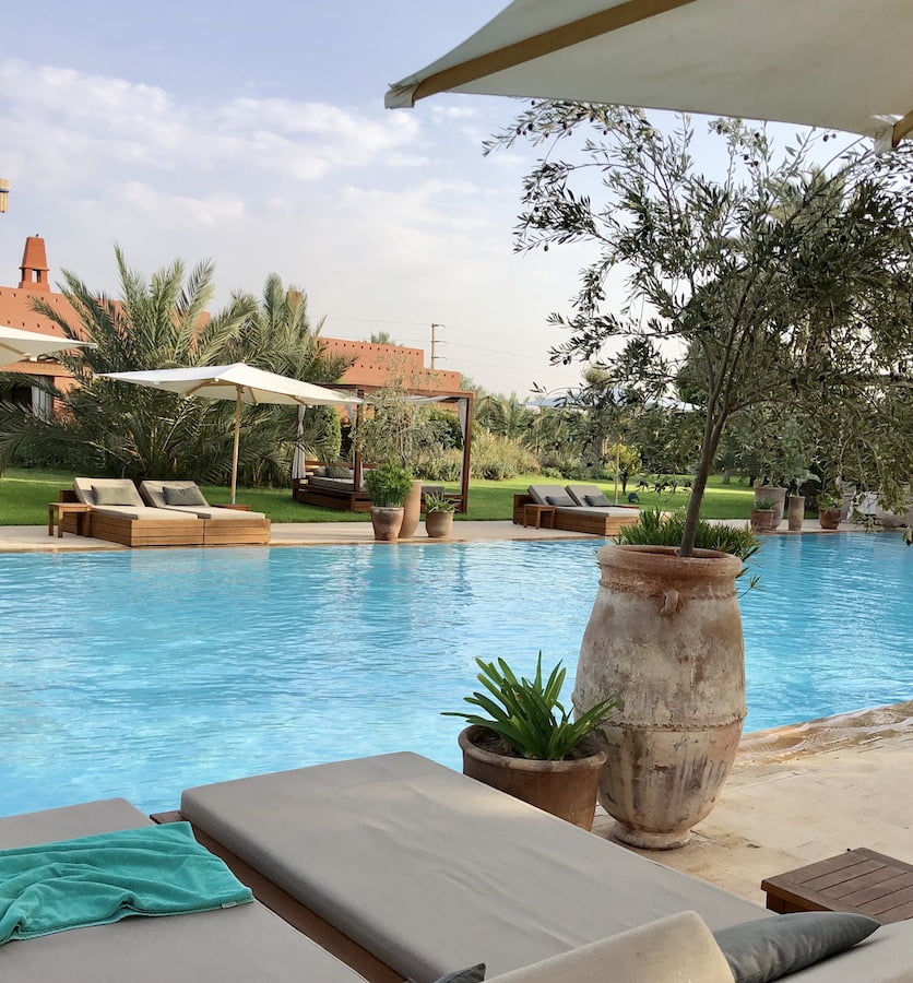 une piscine grand format pour des apres midi paresseuses