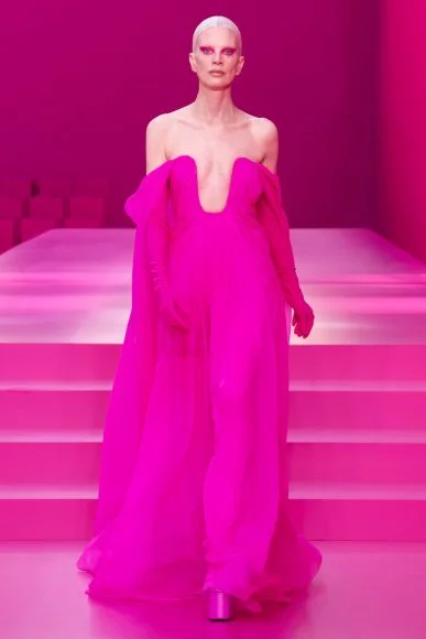 Au défilé Valentino, la star Zendaya affiche un total look rose hypnotique 4 081 valentino pap fw22 23