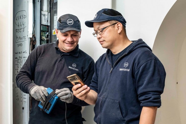 deux techs consultent smartphone
