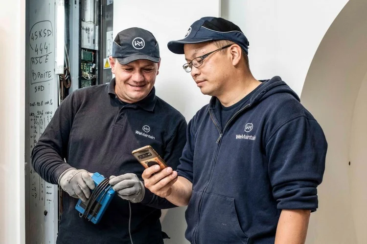 deux techs consultent smartphone