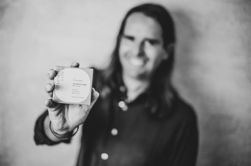 alban avec un produit jpg 1