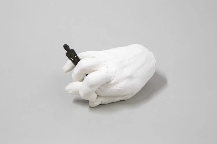 Douglas Gordon avec Alberto Giacometti, pour prendre ses mains 2 douglas gordon alberto giacometti main portant figurine 2022 jpg